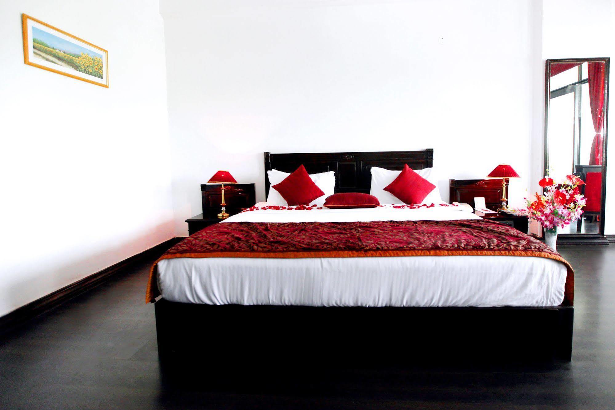 Kc Cross Road Hotel Panchkula Exterior photo