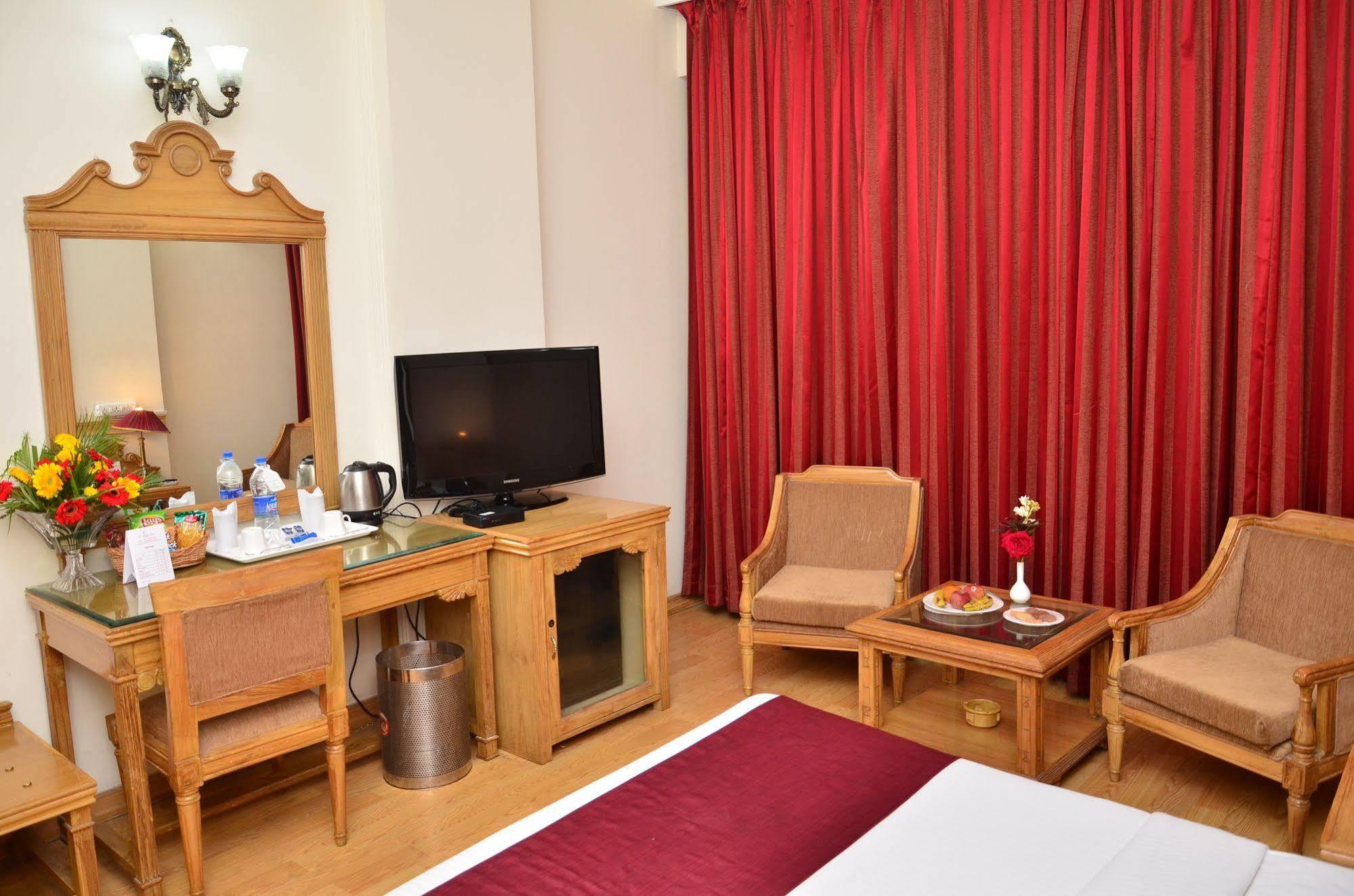 Kc Cross Road Hotel Panchkula Exterior photo